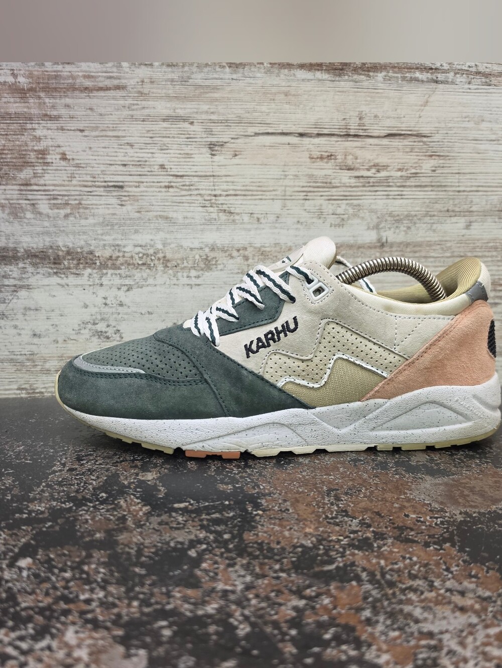 Mens Karhu Aria Classic Style Trainers Shoes Sz 8 Used Gray Beige Suede Casual